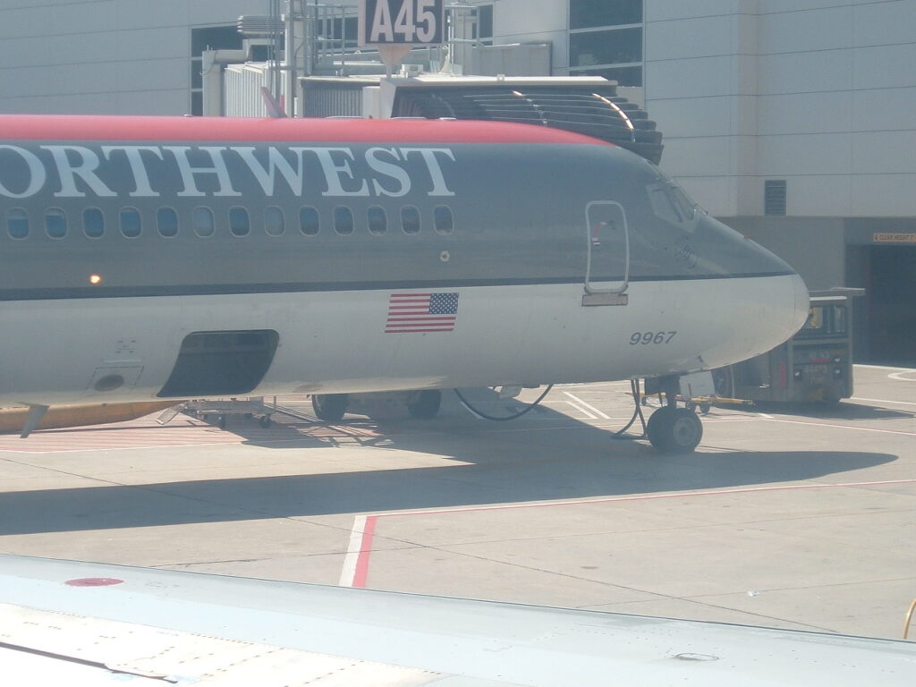 Northwest Airlines, McDonnell Douglas DC-9-30 Tail: N9331 MSN: 47263 Line: 320 Code: 9967 Gate A45 DTW .9-10-2005