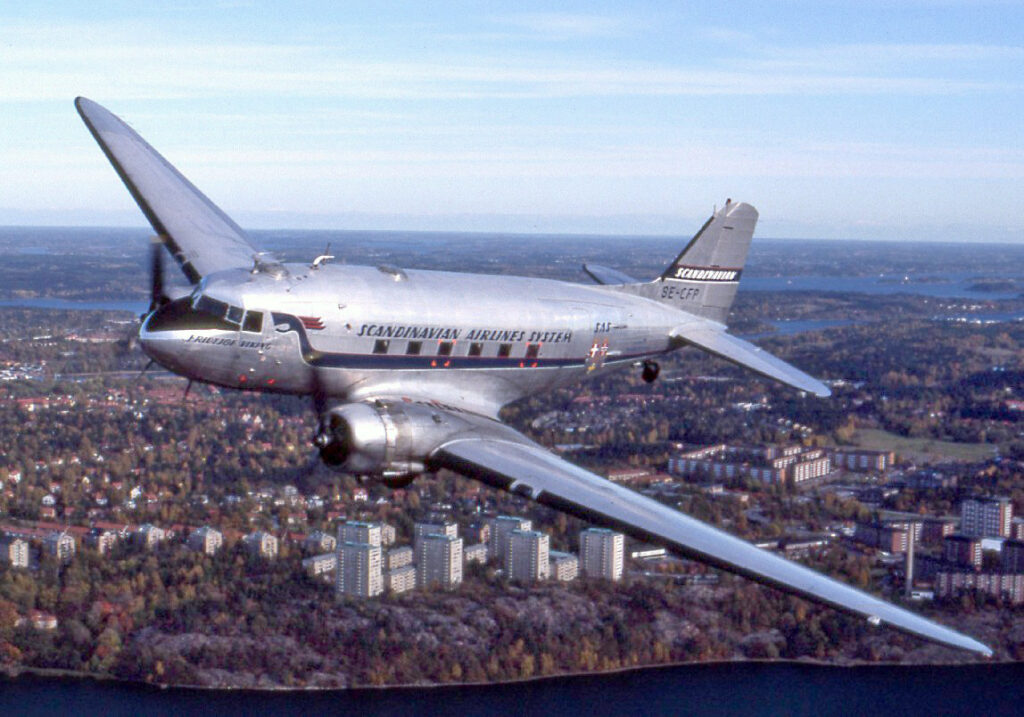 Douglas DC-3, SE-CFP, operated by non-profit organisation "Flygande Veteraner" in October 1989 above Stockholm / Sweden Taken in October 1989 Author: Towpilot